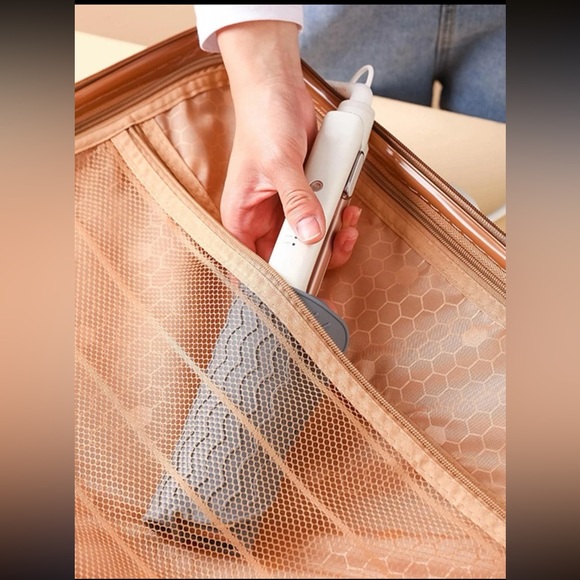 Pink silicone Portable Hair Straightener Insulation Pad - countertop protector - Picture 7 of 8